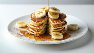 Pancake con sciroppo d'acero, banane e cannella