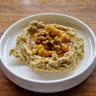 Хумус Саджак със скариди.