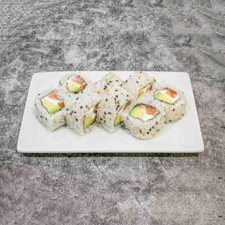 68. Uramaki De Salmón Con Aguacate Y Queso (8 Uds.)