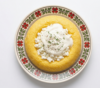 Mămăliguță cu brânză de vaci si smântână