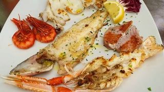 Grigliata mista di spigola, gamberi, seppia, scampo e tonno