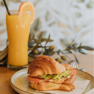 Croissant Queso Crema Y Aguacate 