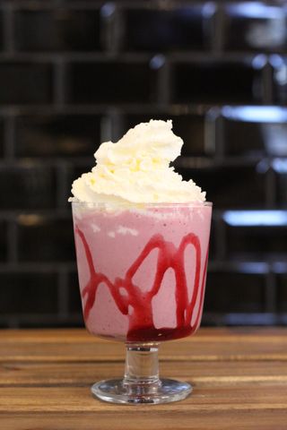 Milkshake Morango (Strawberry Milk Shake)
