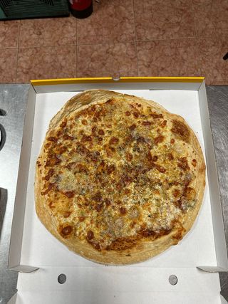 Pizza Cuatro Quesos (Mediana)