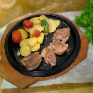 Solomillo De Bellota Con Papas A Lo Pobre