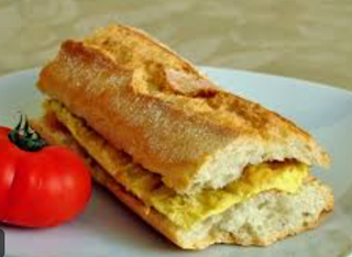 Bocadillo de tortilla francesa con pollo