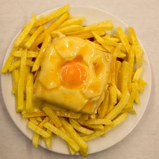 Francesinha de Lombo de porco +  Sagres 0.33 cl 