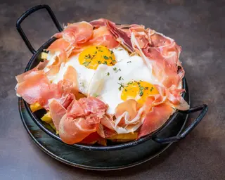 Huevos rotos con jamón (ración)