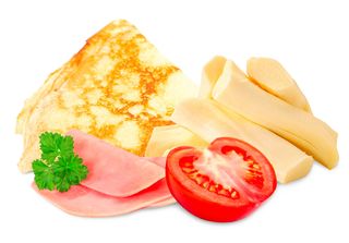 Млинець з шинкою, сулугуні та помідором