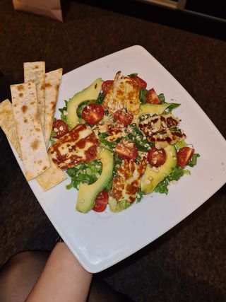 Sałatka z grillowanym halloumi