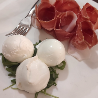 Bocconcini di bufala Campana e crudo