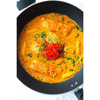 33. Choo Chee De Salmón En Curry Rojo