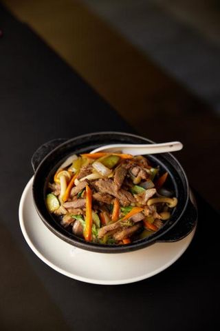 ¡Nuevo! Bol de cerdo ibércio al estilo chop suey con arroz blanco