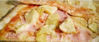 Pizza piatto cotto e carciofi