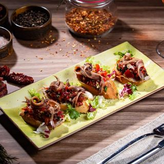 Bruschette cu roșii anșoa și somon fume