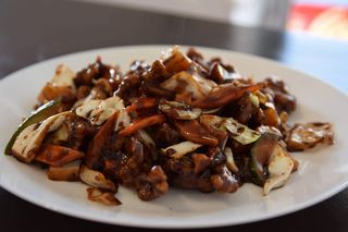 Hrskava teletina sa šargarepom, krastavcem i pečurkama