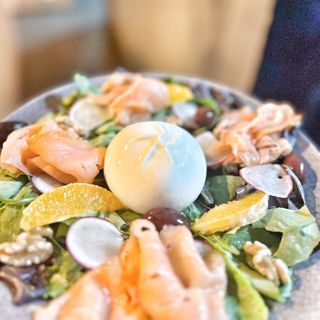 ensalada con salmon y burrata