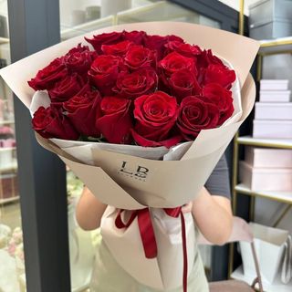 25 червоних троянд