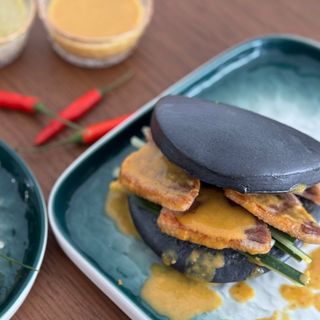 Pan Bao Al Vapor Con Curry Amarillo Y Pollo