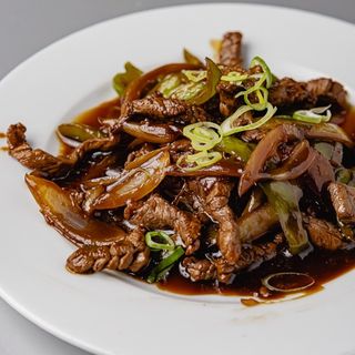 Ternera en salsa de cebolla y pimientos verdes 