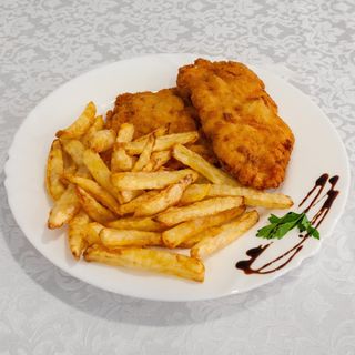 Snitel de pui traditional  insotit de garnitura la alegere