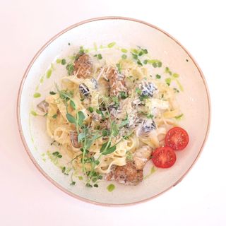 Паста с курицей и грибами в сливочном соусе