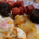 Huevos rotos con chistorra y morcilla de arroz