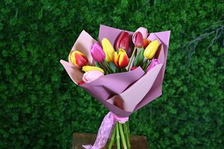 Buchet cu 13 lalele mixt si sticla de vin CADOU