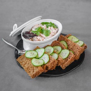 Закуска з лосося гарячого копчення (150/70гр)