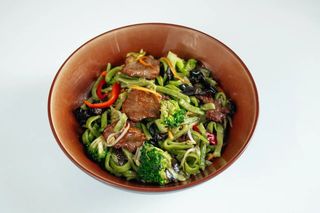 Асжапырақтан жасалған сиыр еті қосылған кеспе/Лапша из шпината с говядиной