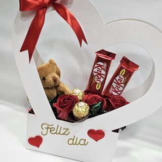 Caixa em forma de coração com rosas de sabonete