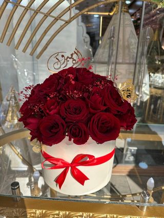 Boite grand avec des fleurs rouges