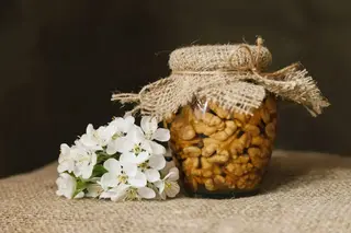 Miere de salcâm cu miez de nucă / Грецкий орех в акациевом меде