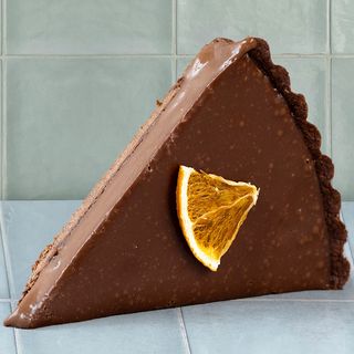 Porción tarta de chocolate con naranja 