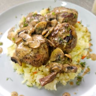 Кюфтета с гъби в масло и гарнитура (300г)