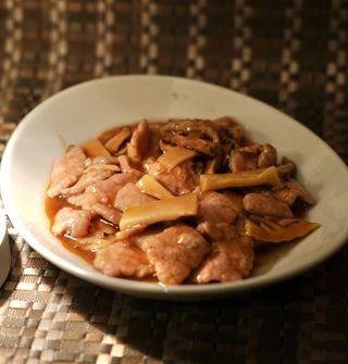 Vitello con bambu e funghi