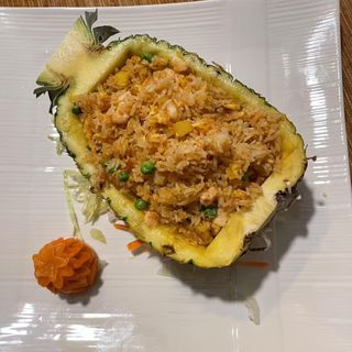 017. Riso saltato con ananas e gamberi