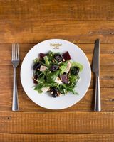 Салат с козьим сыром и черносливом