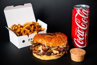 Spicy Burger + Cartofi prajiti + Sos +Bautura