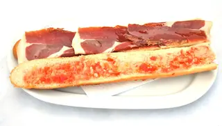 Bocadillo De Jamón Con Tomate