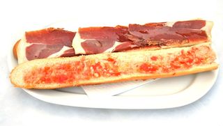 Bocadillo De Jamón Con Tomate