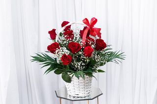 Aranjament cos 15 tradafiri rosii