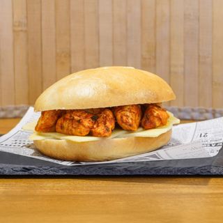 Bocadillo raxo de pechuga de pollo y queso amarillo gouda