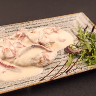 Piept de pui cu sos de ardei copt și cartofi cu parmezan