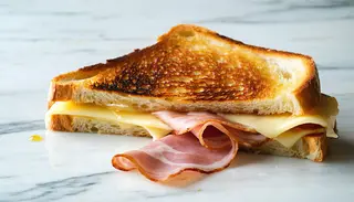 Tost z serem i szynką