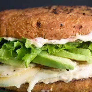 Super Smashed Avocado Chciken Burger + Patata Fritas