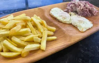Cartofi prăjiți cu ochiuri şi salata de varza