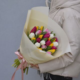 Buchet din 35 lalele albe, roz, mov și  galbene