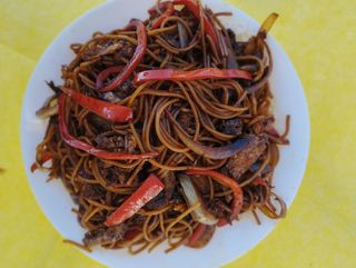 Prženi špageti sa jajima i povrćem