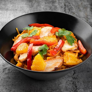 Удон з куркою та ананасами (360г)